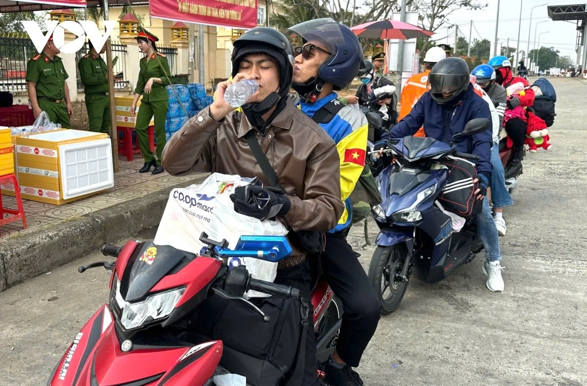 the police support people to return home for tet picture 3 the police support people to return home for tet picture 3