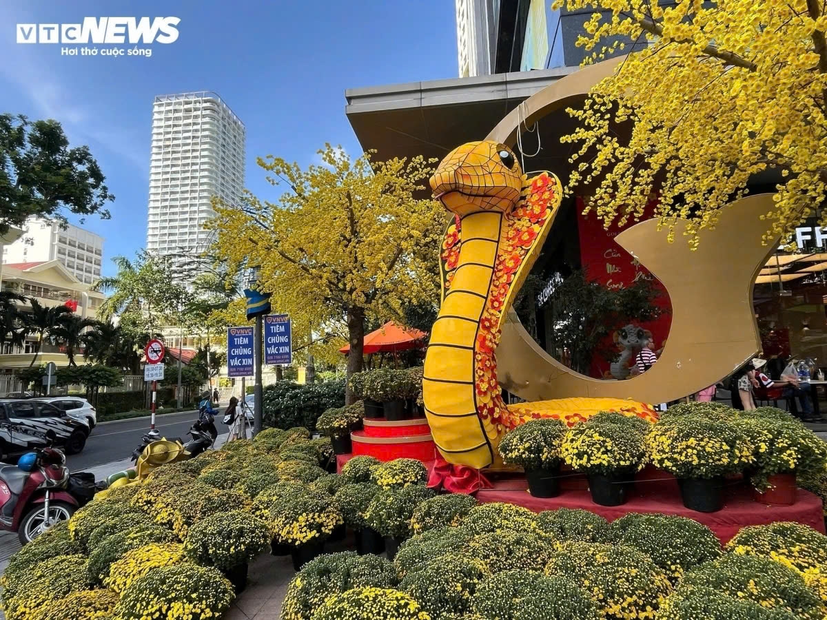 unique snake mascots bring festive joy to lunar new year celebrations picture 3 unique snake mascots bring festive joy to lunar new year celebrations picture 3