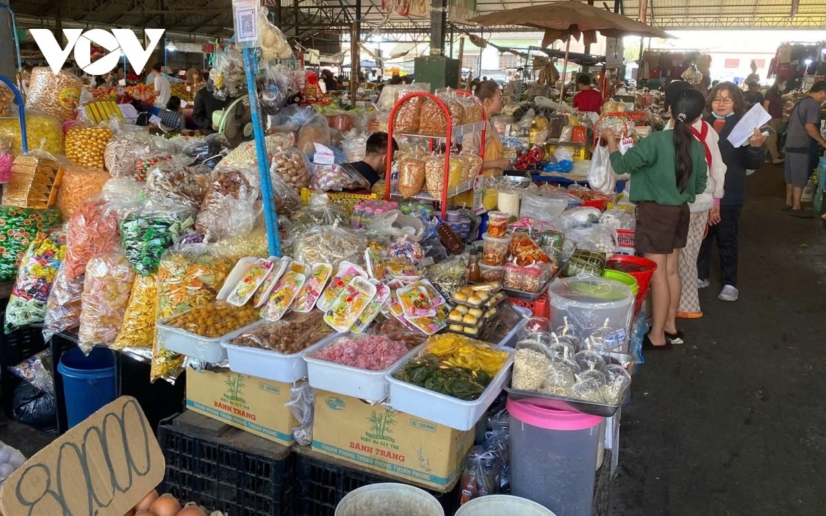 vietnamese tet atmosphere fills markets in vientiane picture 3 vietnamese tet atmosphere fills markets in vientiane picture 3
