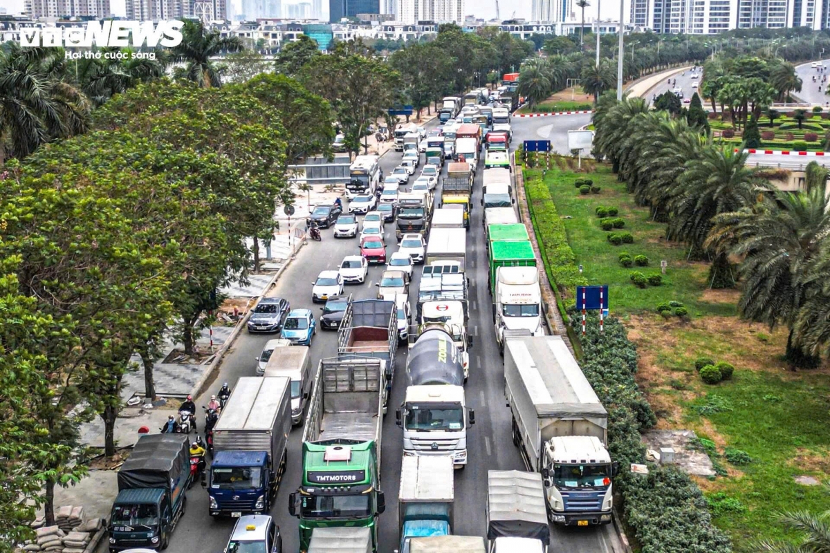 nguoi ha noi vat lon voi canh un tac tu sang den toi ngay cuoi tuan hinh anh 3