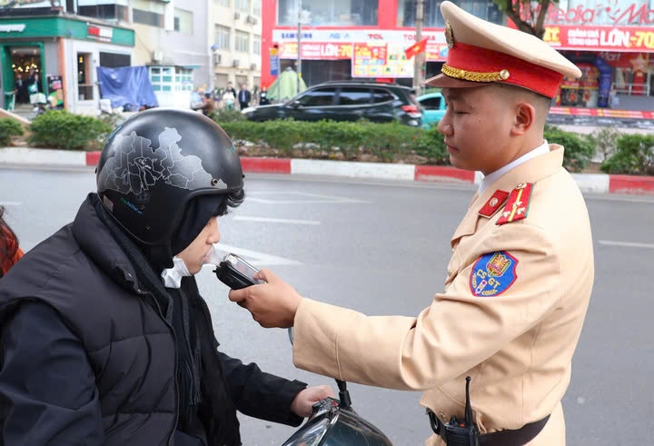 nghi csgt khong kiem tra ngay tet, tai xe uong ruou van lai xe va dinh phat hinh anh 3