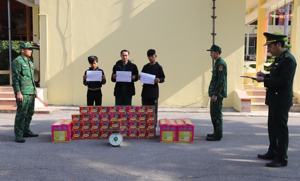 quảng ninh bắt nhóm đối tượng vận chuyển hơn nửa tạ pháo qua biên giới hình ảnh 1 quang ninh bat nhom doi tuong van chuyen hon nua ta phao qua bien gioi hinh anh 1