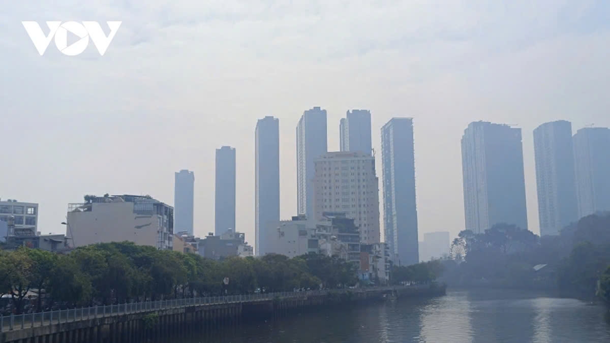 air pollution engulfs hcm city, poses health risks to residents picture 4