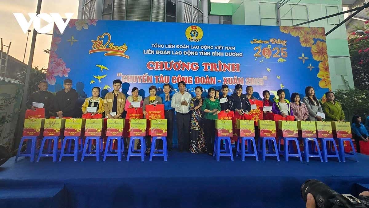 poor workers overjoyed to take free train home for tet family reunion picture 4 poor workers overjoyed to take free train home for tet family reunion picture 4