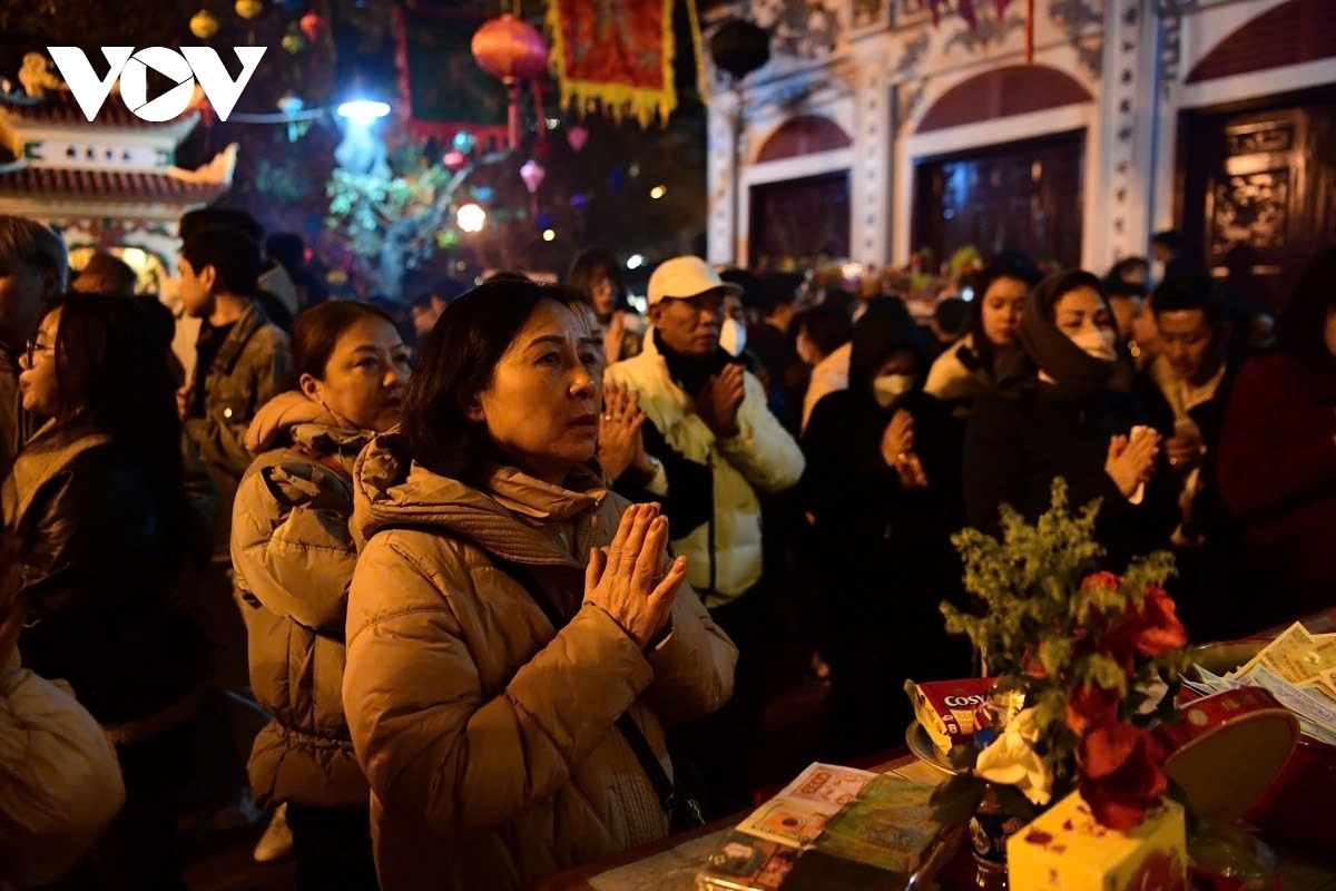 tay ho temple crowded with worshippers on lunar new year s day picture 4 tay ho temple crowded with worshippers on lunar new year s day picture 4