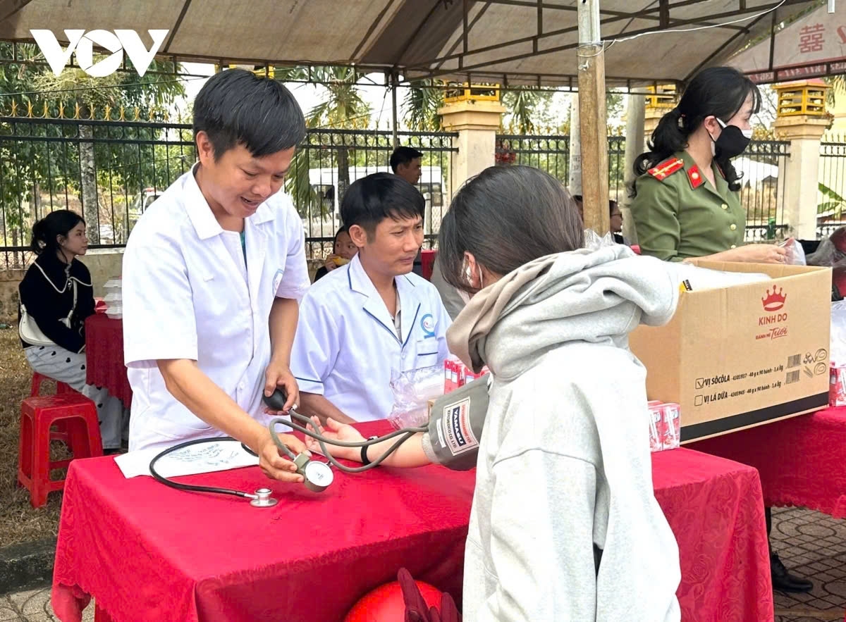 the police support people to return home for tet picture 4 the police support people to return home for tet picture 4