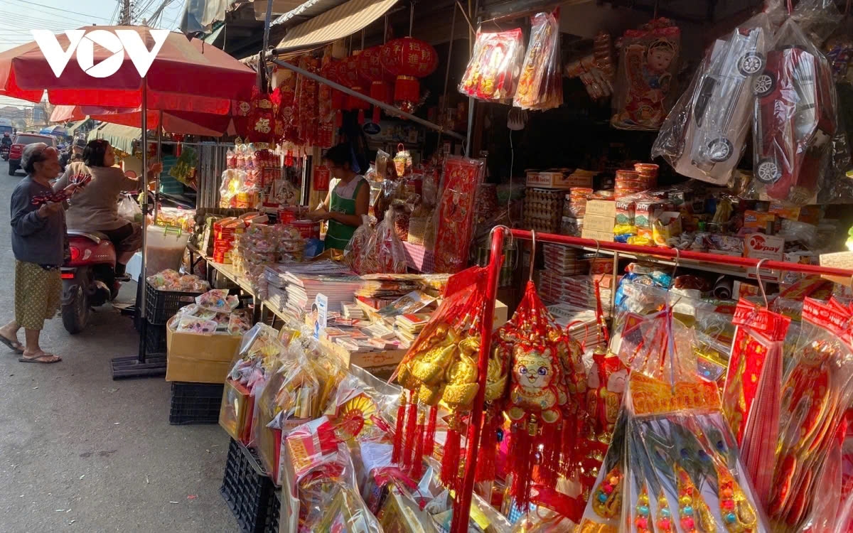 vietnamese tet atmosphere fills markets in vientiane picture 4 vietnamese tet atmosphere fills markets in vientiane picture 4