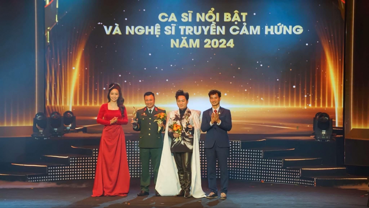 Tùng Dương được vinh danh “Ca sĩ nổi bật năm 2024” của Bộ Văn hoá