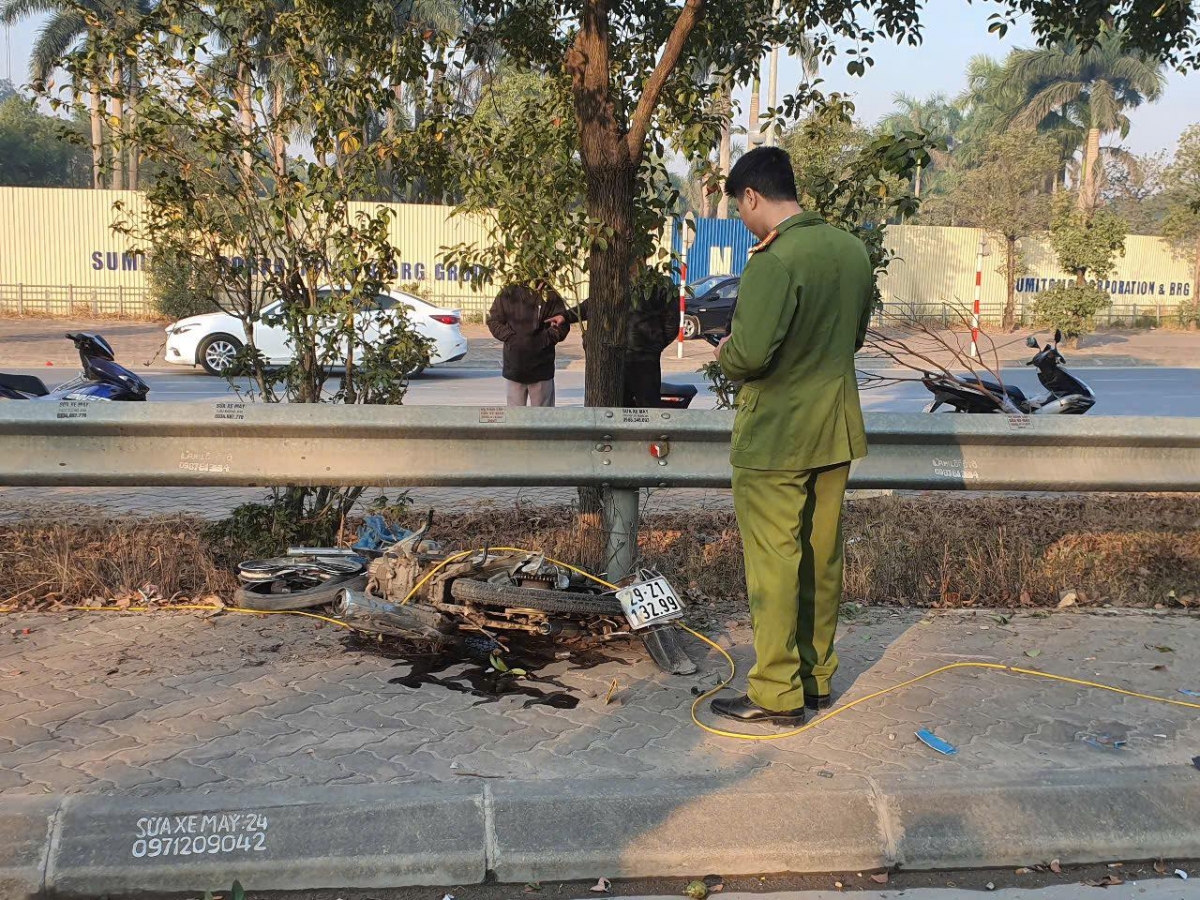 xe tai va cham voi xe may khien 3 nguoi tu vong tren cau nhat tan, ha noi hinh anh 3