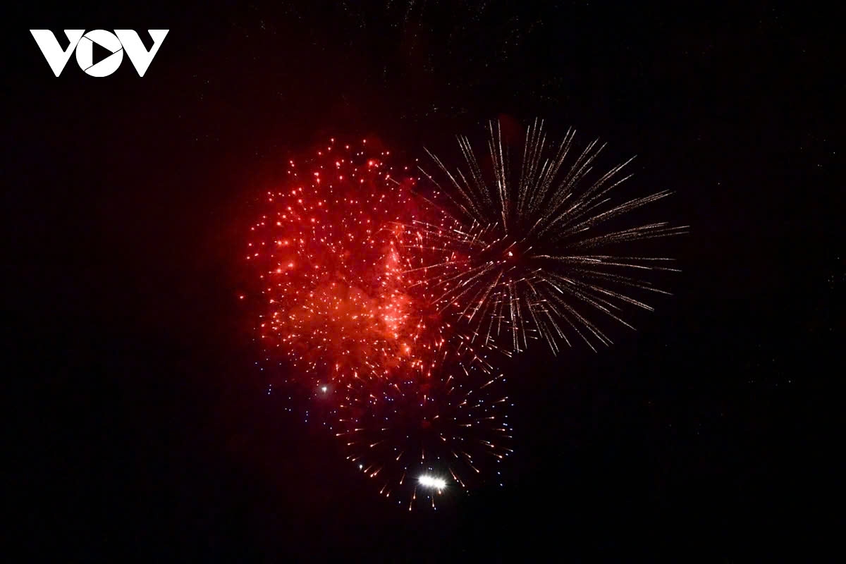hanoi skies lit up with fireworks to welcome lunar new year 2025 picture 5 hanoi skies lit up with fireworks to welcome lunar new year 2025 picture 5