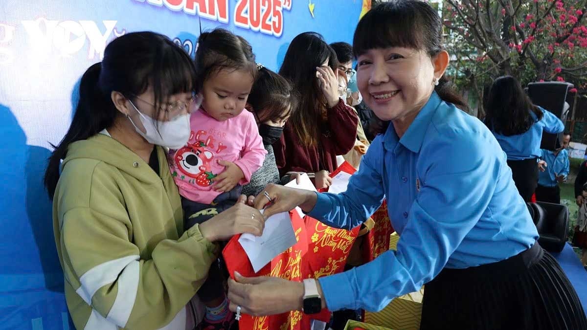 poor workers overjoyed to take free train home for tet family reunion picture 5 poor workers overjoyed to take free train home for tet family reunion picture 5