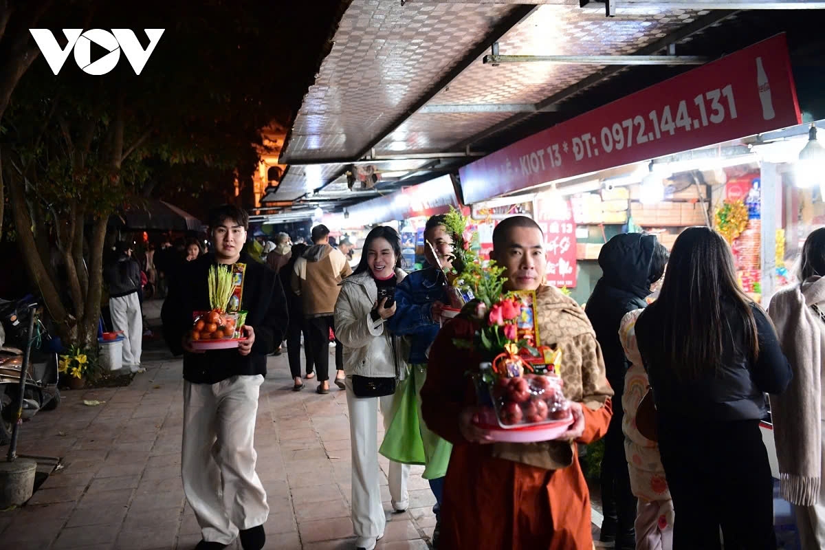 tay ho temple crowded with worshippers on lunar new year s day picture 5 tay ho temple crowded with worshippers on lunar new year s day picture 5