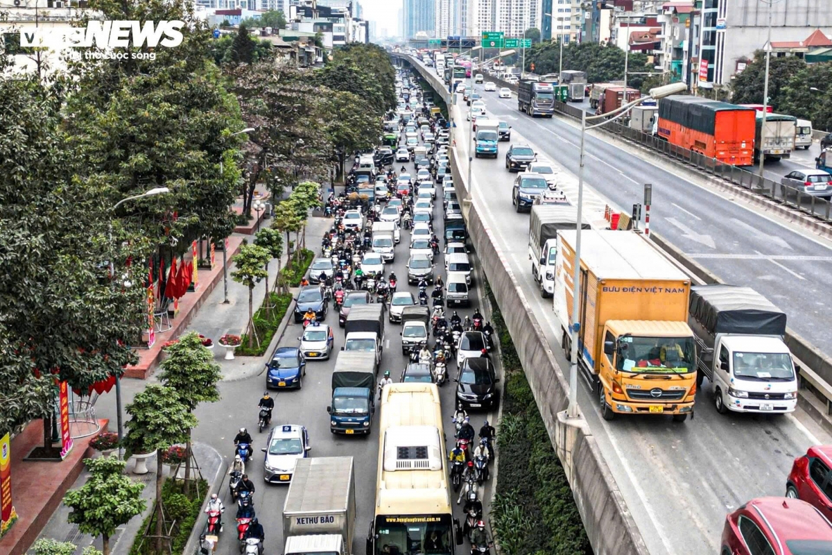 nguoi ha noi vat lon voi canh un tac tu sang den toi ngay cuoi tuan hinh anh 5