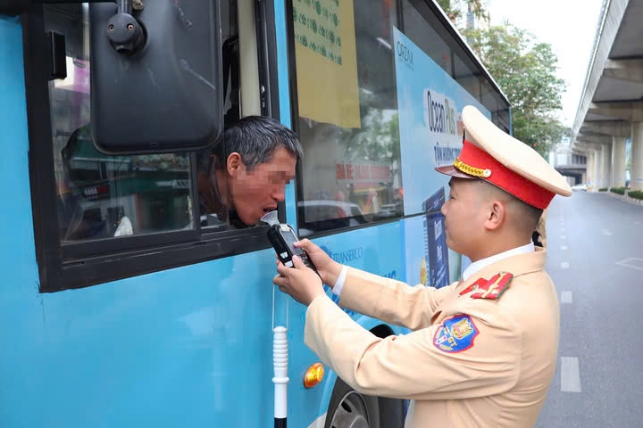 nghi csgt khong kiem tra ngay tet, tai xe uong ruou van lai xe va dinh phat hinh anh 5