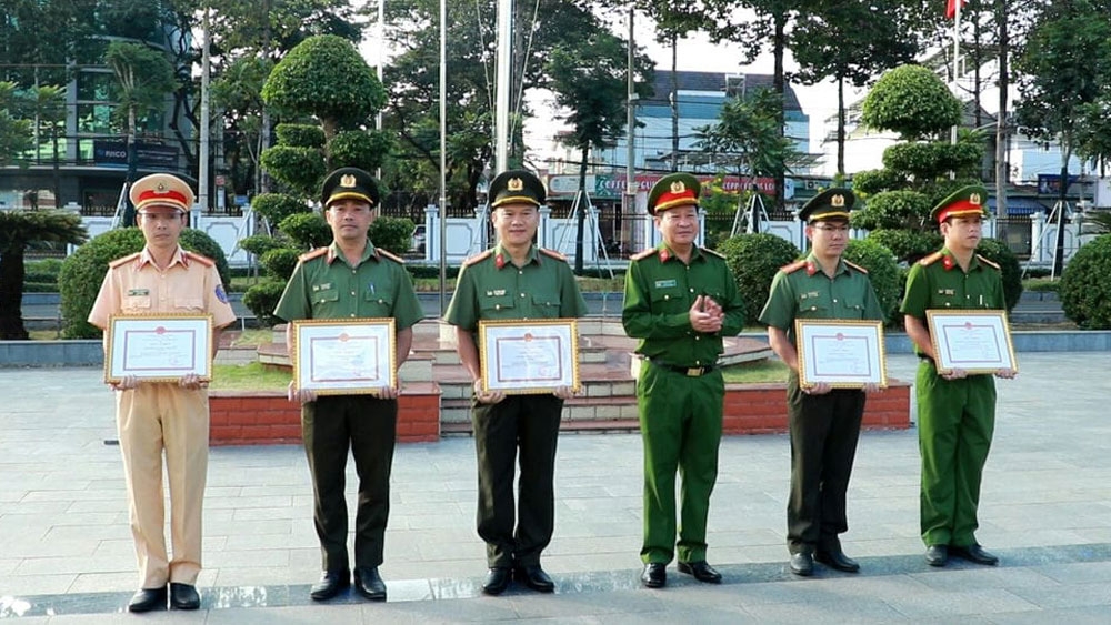 bộ công an khen thưởng các đơn vị phá chuyên án ma túy lớn tại bình phước hình ảnh 1 bo cong an khen thuong cac don vi pha chuyen an ma tuy lon tai binh phuoc hinh anh 1
