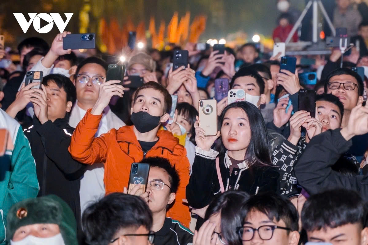 dazzling fireworks light up night skies as vietnam ushers in new year 2025 picture 6
