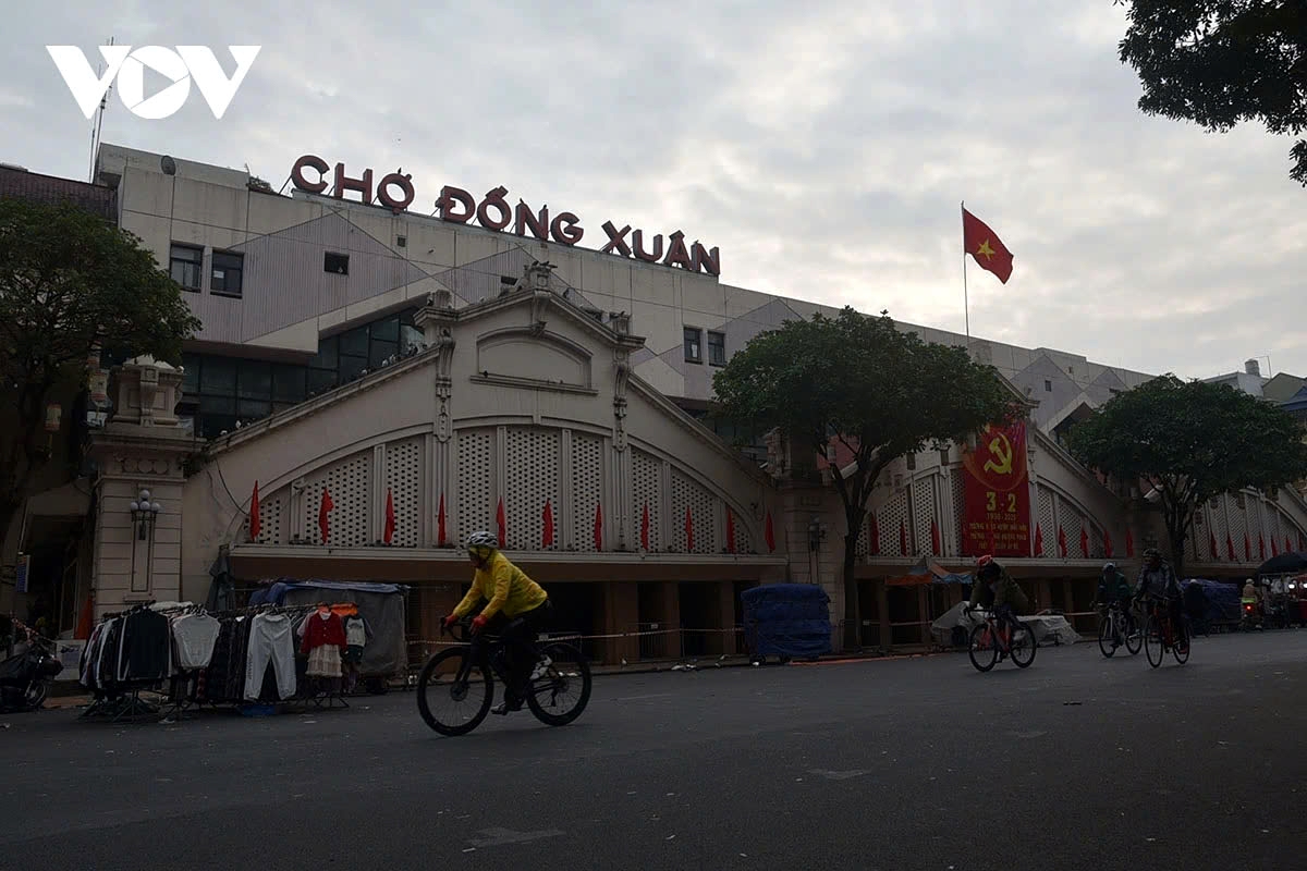 hanoi streets look peaceful and tranquil on lunar new year s day picture 6