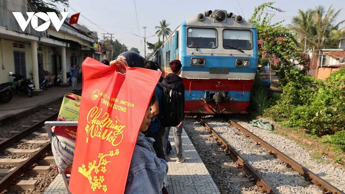 poor workers overjoyed to take free train home for tet family reunion picture 6 poor workers overjoyed to take free train home for tet family reunion picture 6