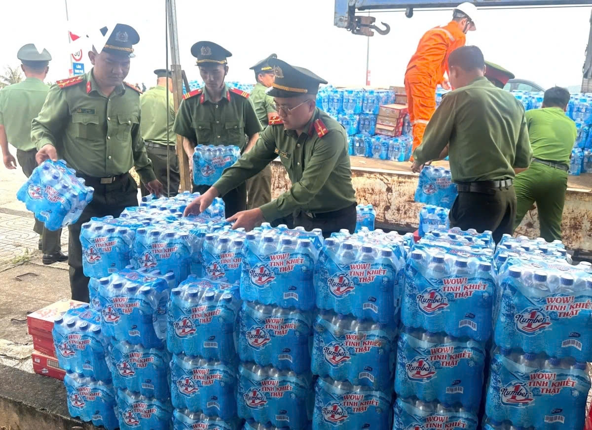 the police support people to return home for tet picture 6 the police support people to return home for tet picture 6