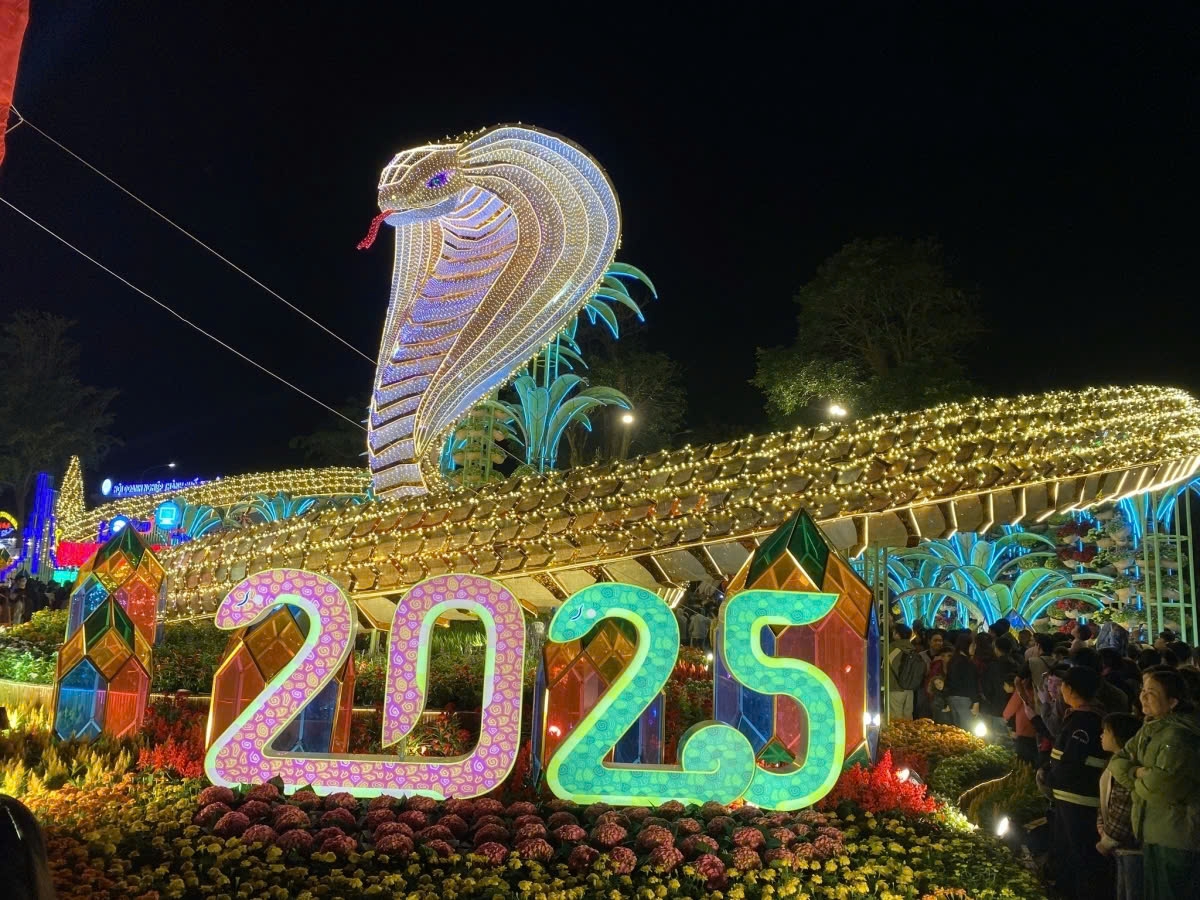 unique snake mascots bring festive joy to lunar new year celebrations picture 6 unique snake mascots bring festive joy to lunar new year celebrations picture 6