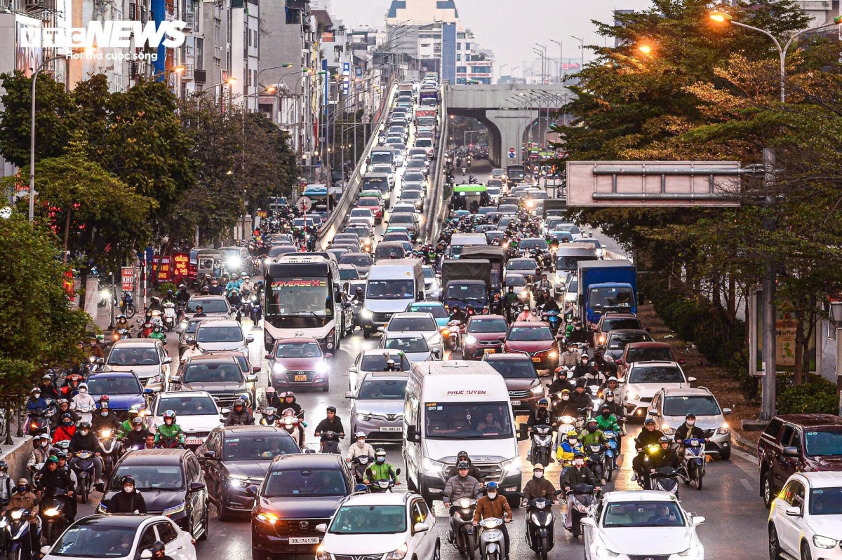 nguoi ha noi vat lon voi canh un tac tu sang den toi ngay cuoi tuan hinh anh 6