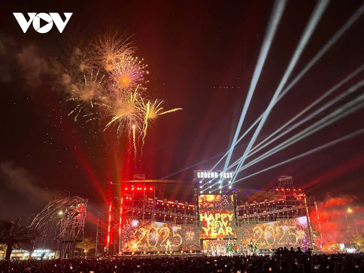 dazzling fireworks light up night skies as vietnam ushers in new year 2025 picture 7