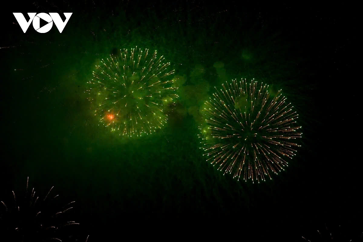 hanoi skies lit up with fireworks to welcome lunar new year 2025 picture 7 hanoi skies lit up with fireworks to welcome lunar new year 2025 picture 7