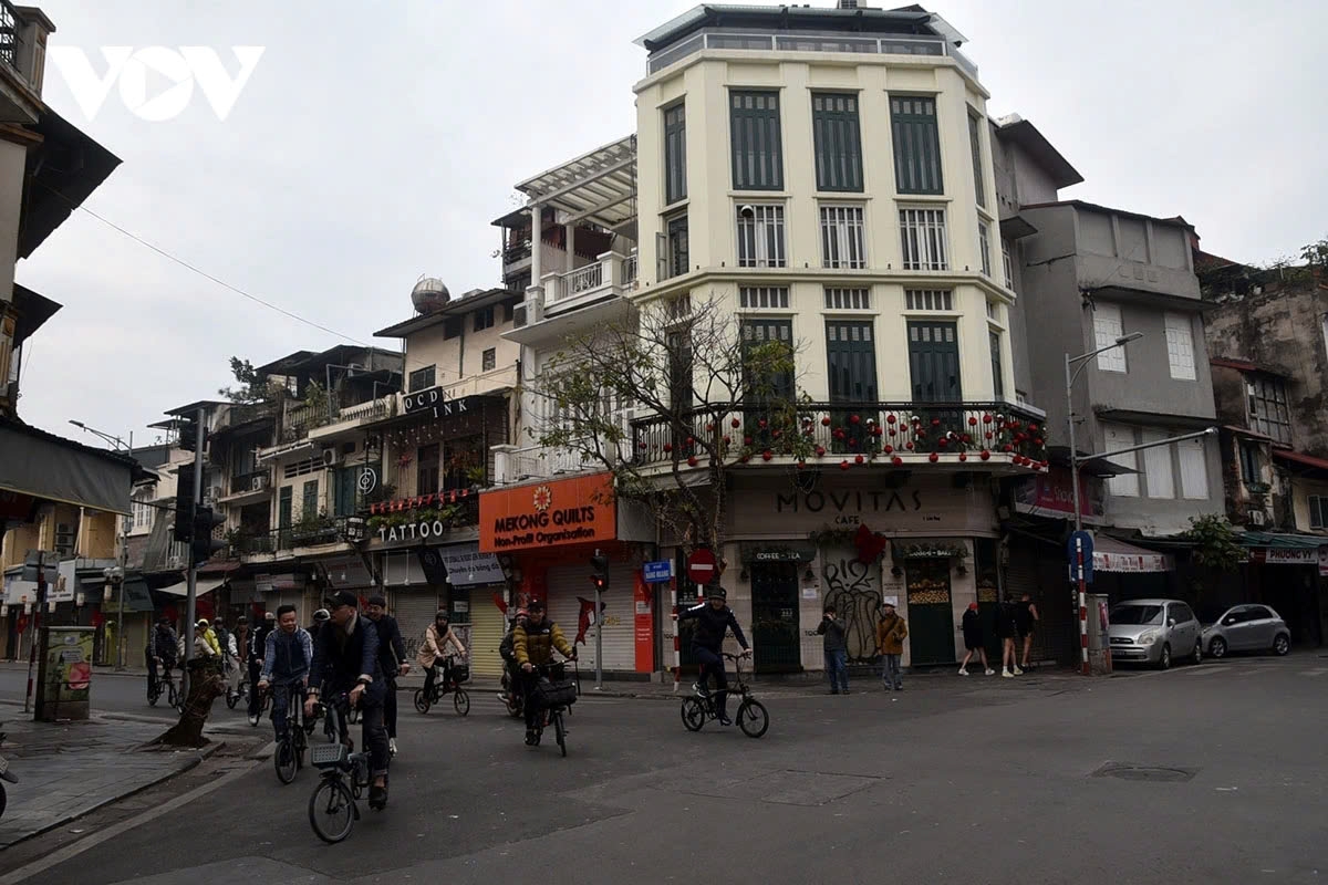 hanoi streets look peaceful and tranquil on lunar new year s day picture 7
