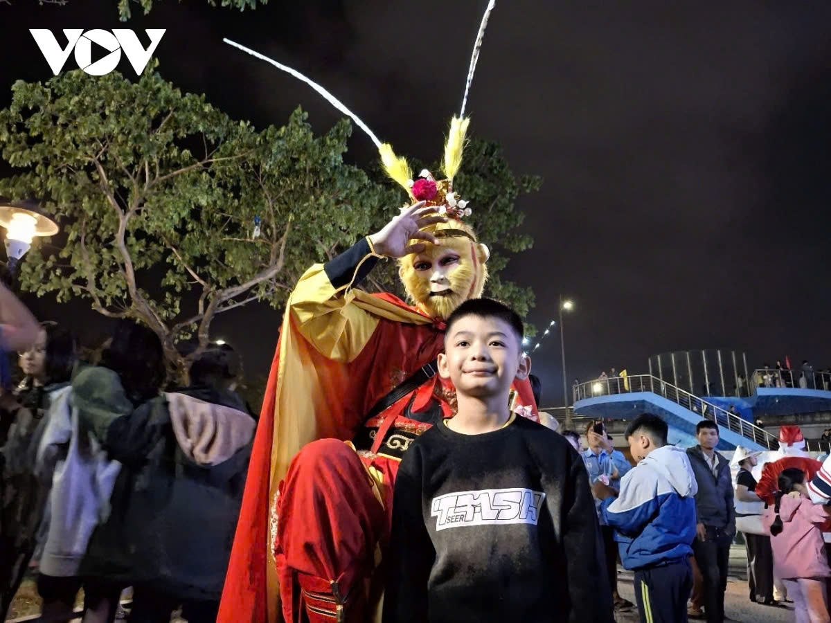 people across vietnam joyfully welcome the new year 2025 picture 7 people across vietnam joyfully welcome the new year 2025 picture 7