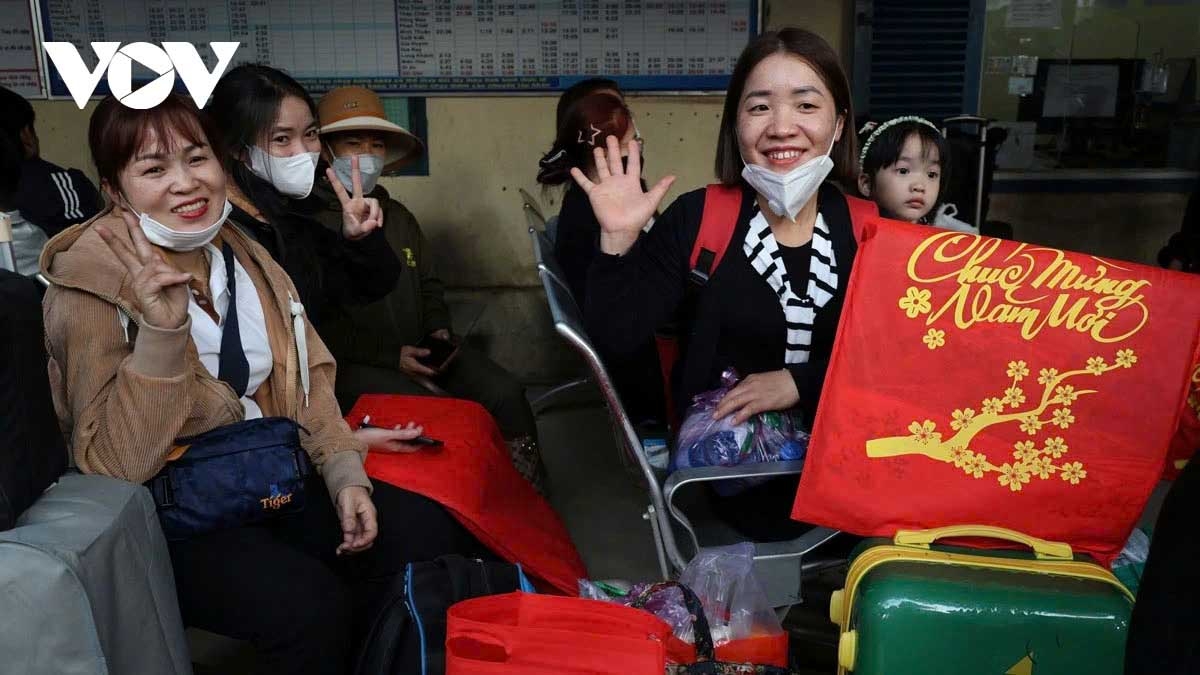 poor workers overjoyed to take free train home for tet family reunion picture 7 poor workers overjoyed to take free train home for tet family reunion picture 7