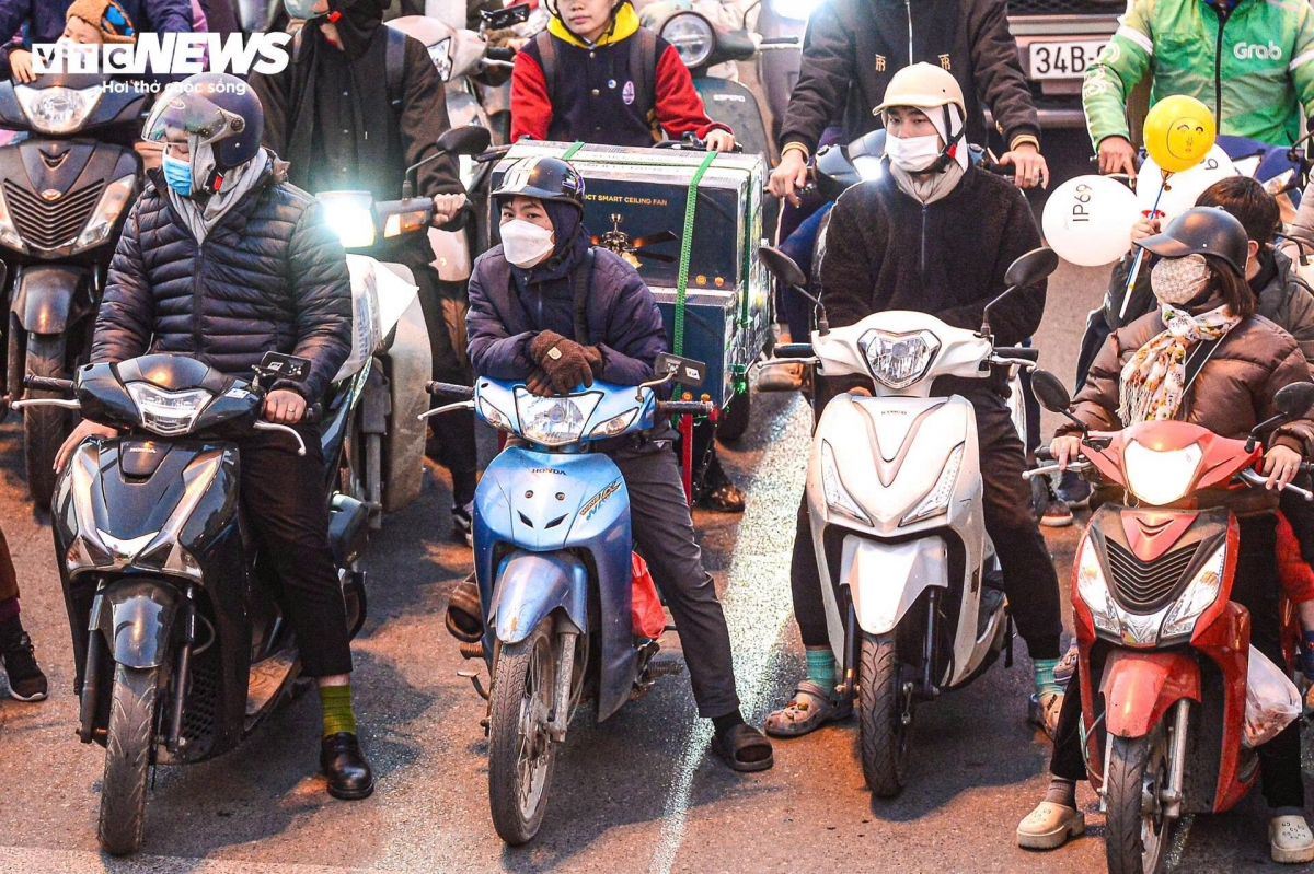 nguoi ha noi vat lon voi canh un tac tu sang den toi ngay cuoi tuan hinh anh 7