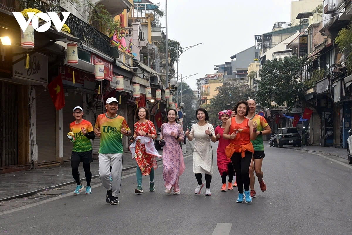 hanoi streets look peaceful and tranquil on lunar new year s day picture 8