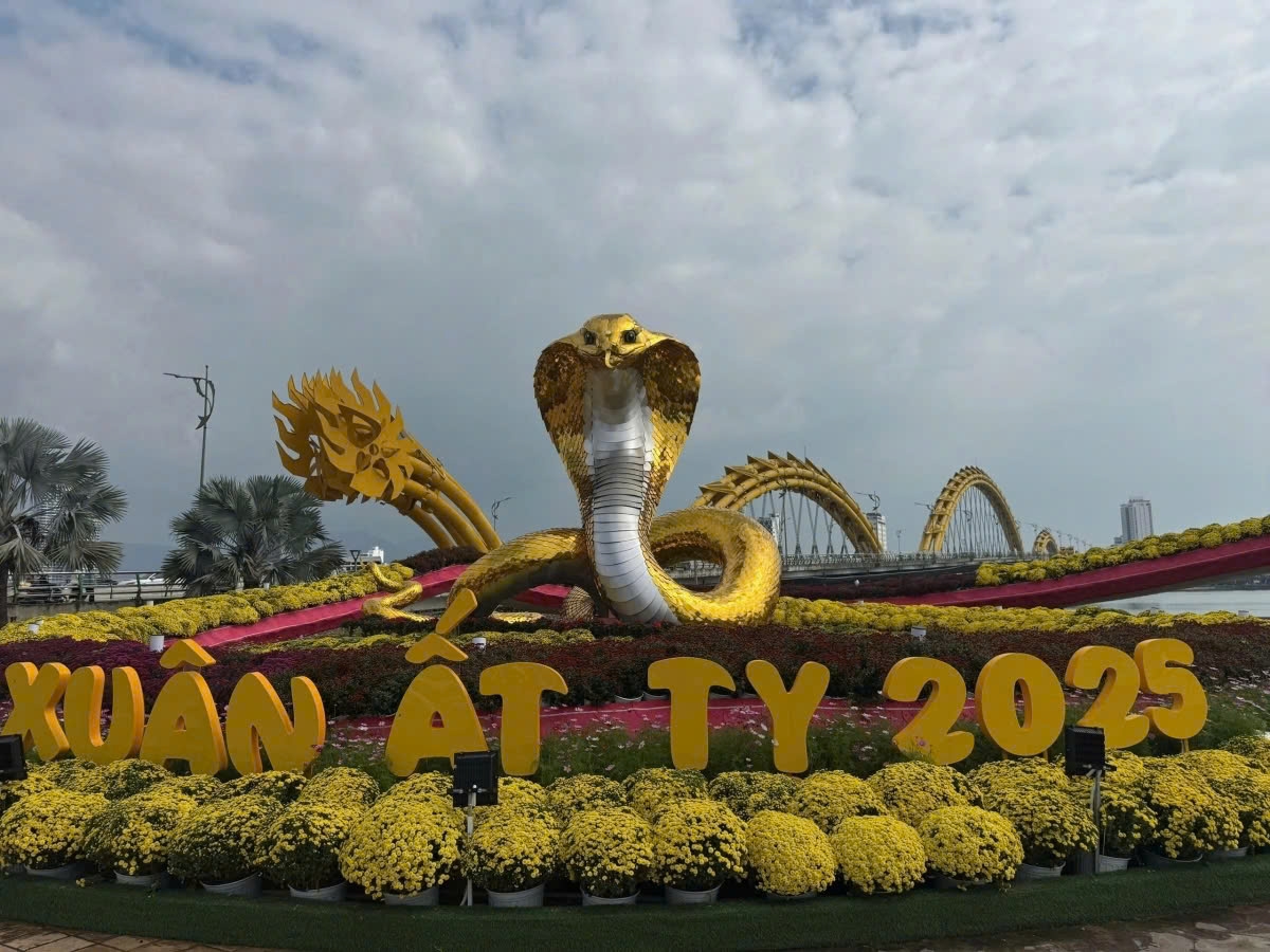 unique snake mascots bring festive joy to lunar new year celebrations picture 8 unique snake mascots bring festive joy to lunar new year celebrations picture 8