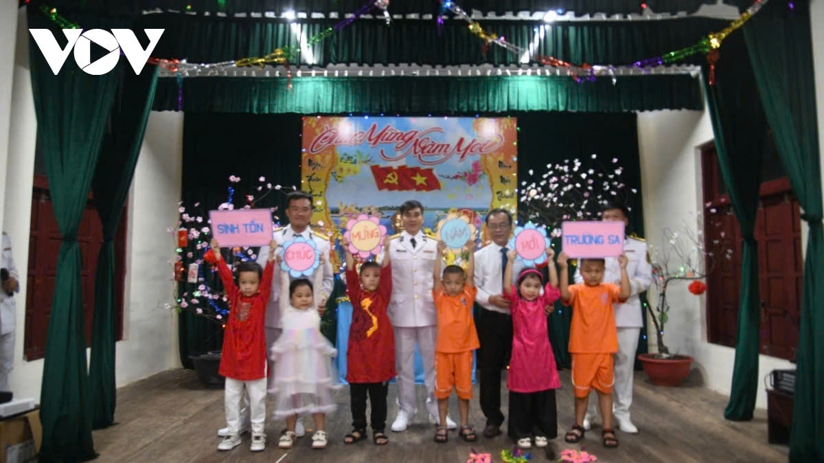 a warm and full tet 2025 for soldiers and residents on spratly islands picture 8 a warm and full tet 2025 for soldiers and residents on spratly islands picture 8