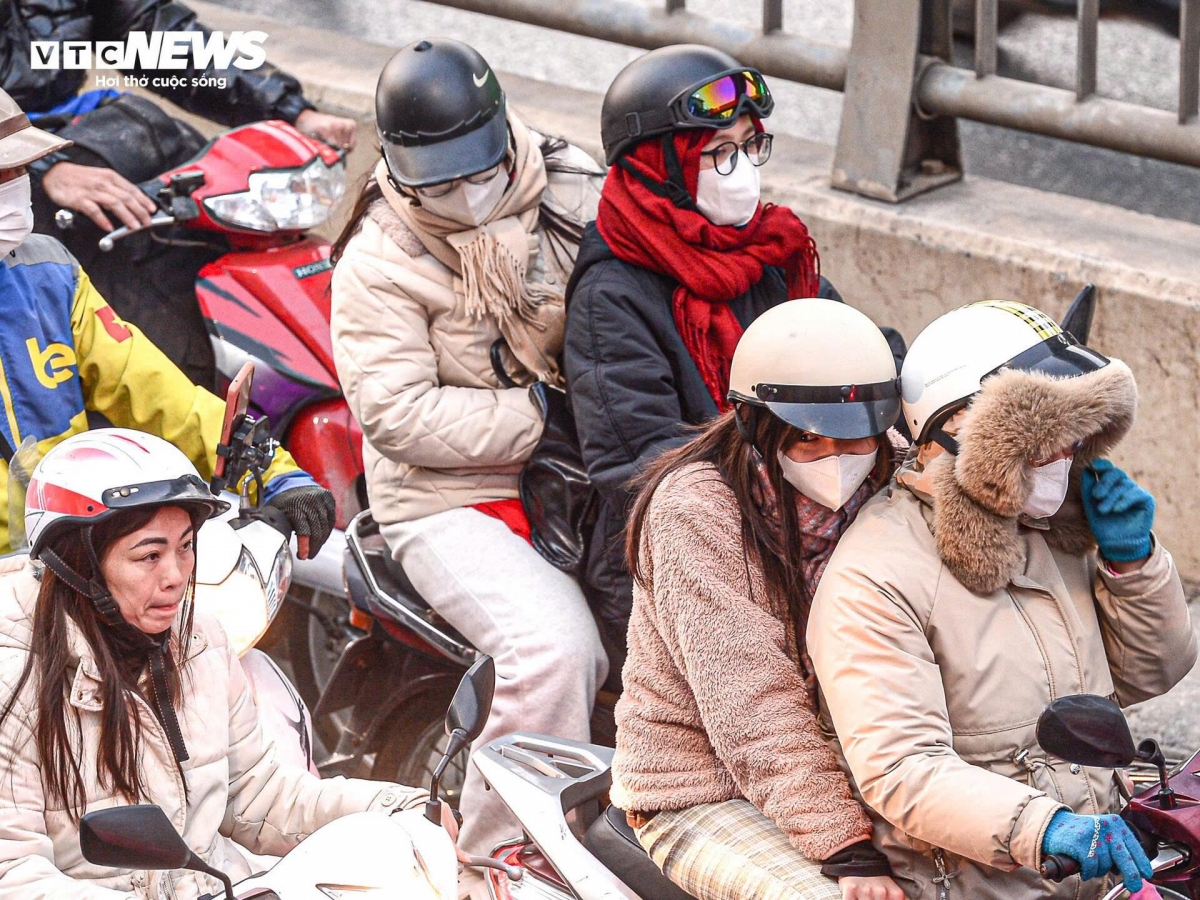 nguoi ha noi vat lon voi canh un tac tu sang den toi ngay cuoi tuan hinh anh 8