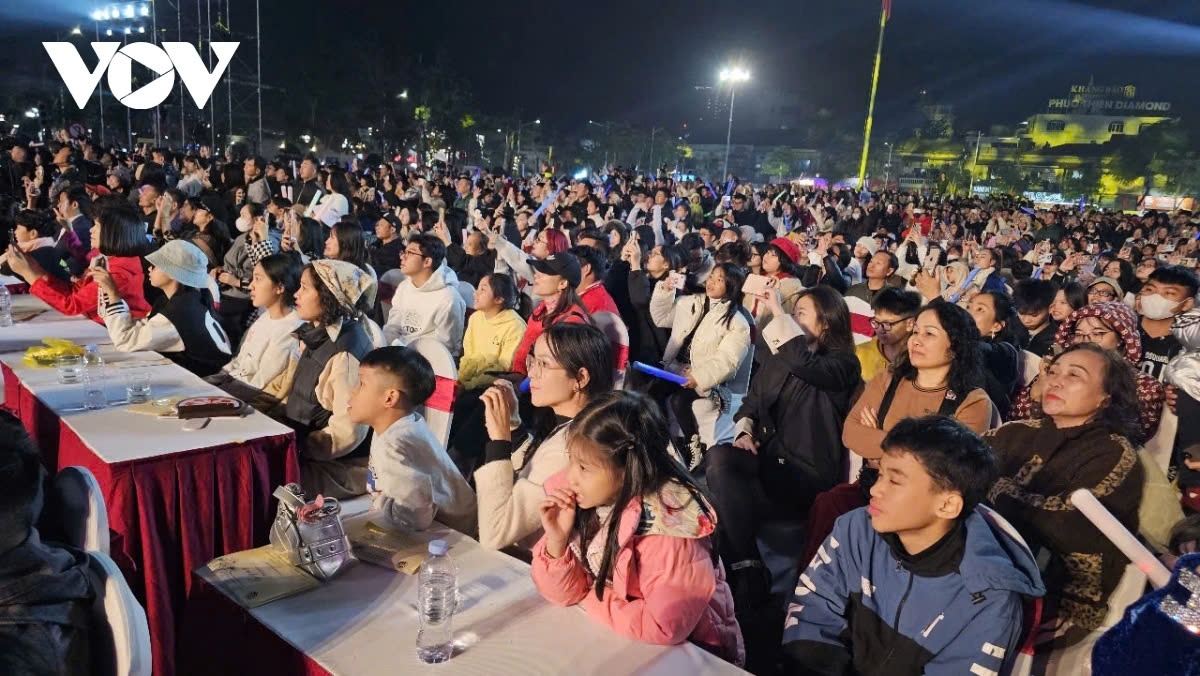 dazzling fireworks light up night skies as vietnam ushers in new year 2025 picture 9