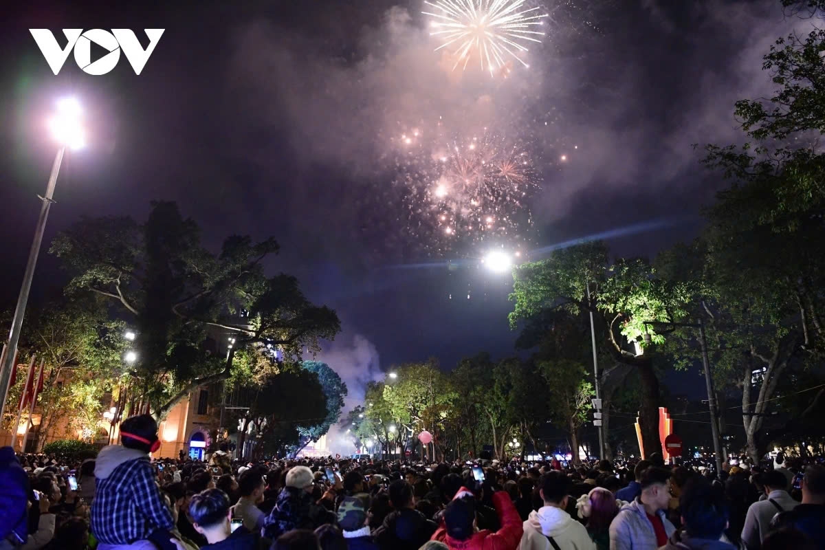 hanoi skies lit up with fireworks to welcome lunar new year 2025 picture 9 hanoi skies lit up with fireworks to welcome lunar new year 2025 picture 9