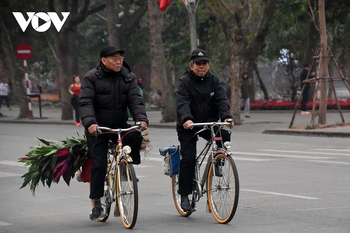 hanoi streets look peaceful and tranquil on lunar new year s day picture 9