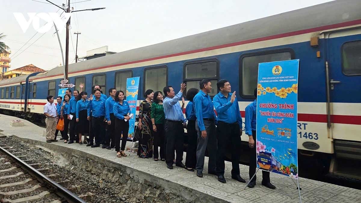 poor workers overjoyed to take free train home for tet family reunion picture 9 poor workers overjoyed to take free train home for tet family reunion picture 9