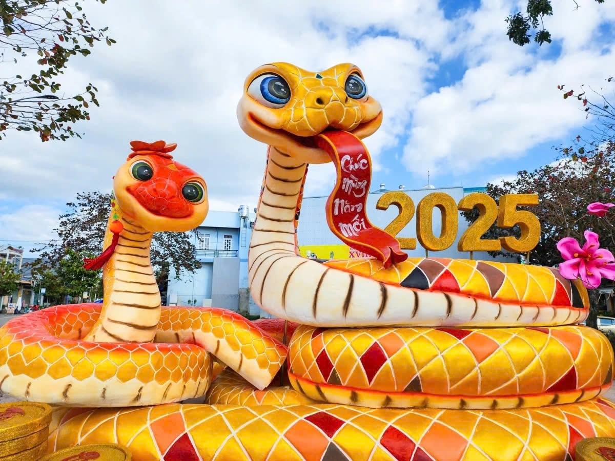 Unique snake mascots bring festive joy to Lunar New Year celebrations