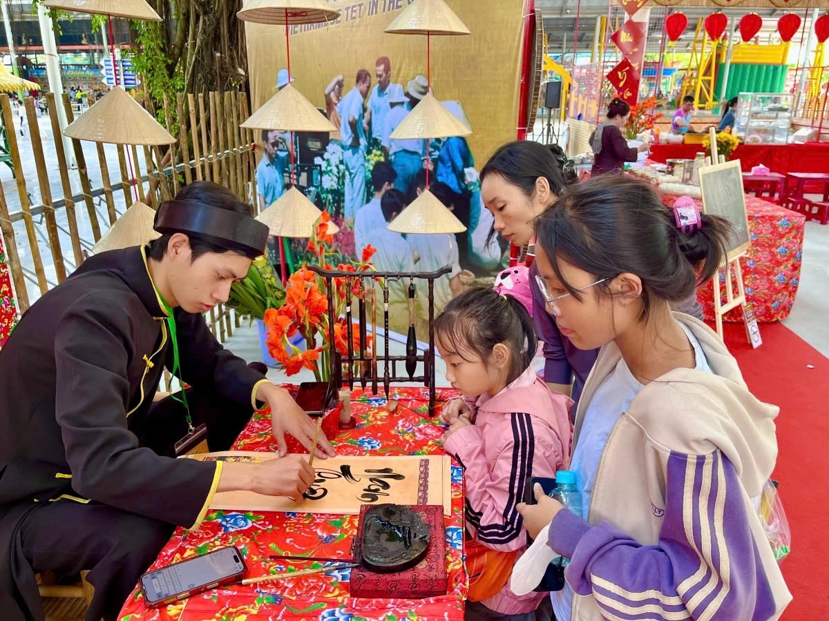 major tourist destinations attract visitors during lunar new year holiday picture 2