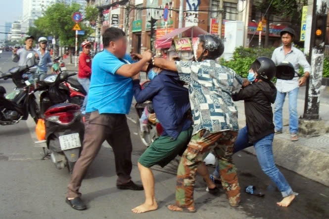 Au da khi va cham giao thong do van hoa hay do ap luc giao thong hinh anh 3