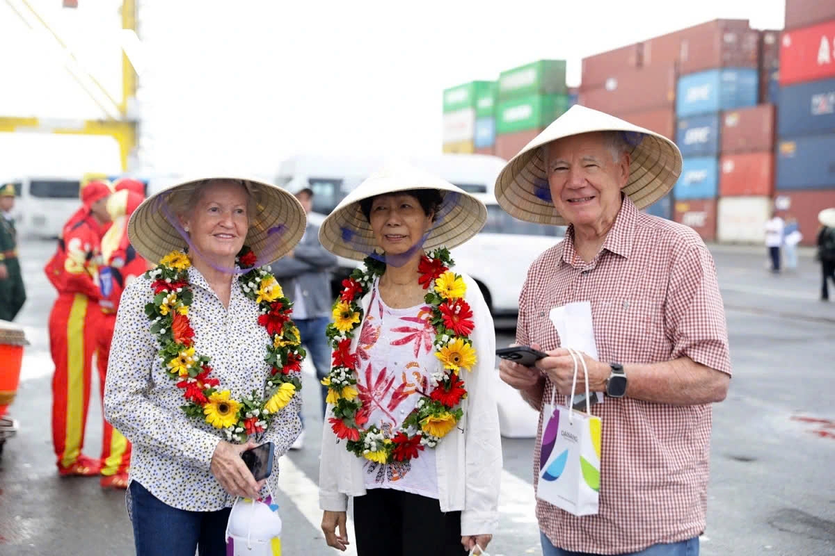 800 american tourists aboard crystal symphony visit da nang picture 1