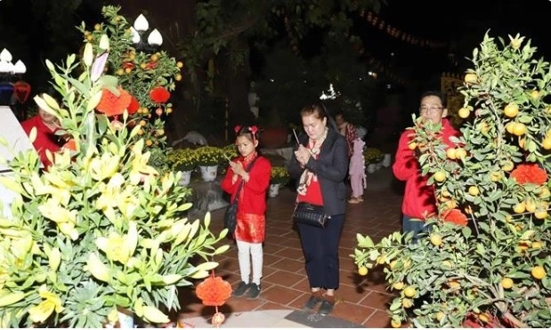 vietnamese people in laos preserve tet tradition picture 1