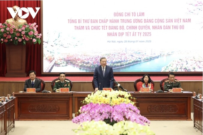 party leader extends tet greetings to hanoi authorities and residents picture 1