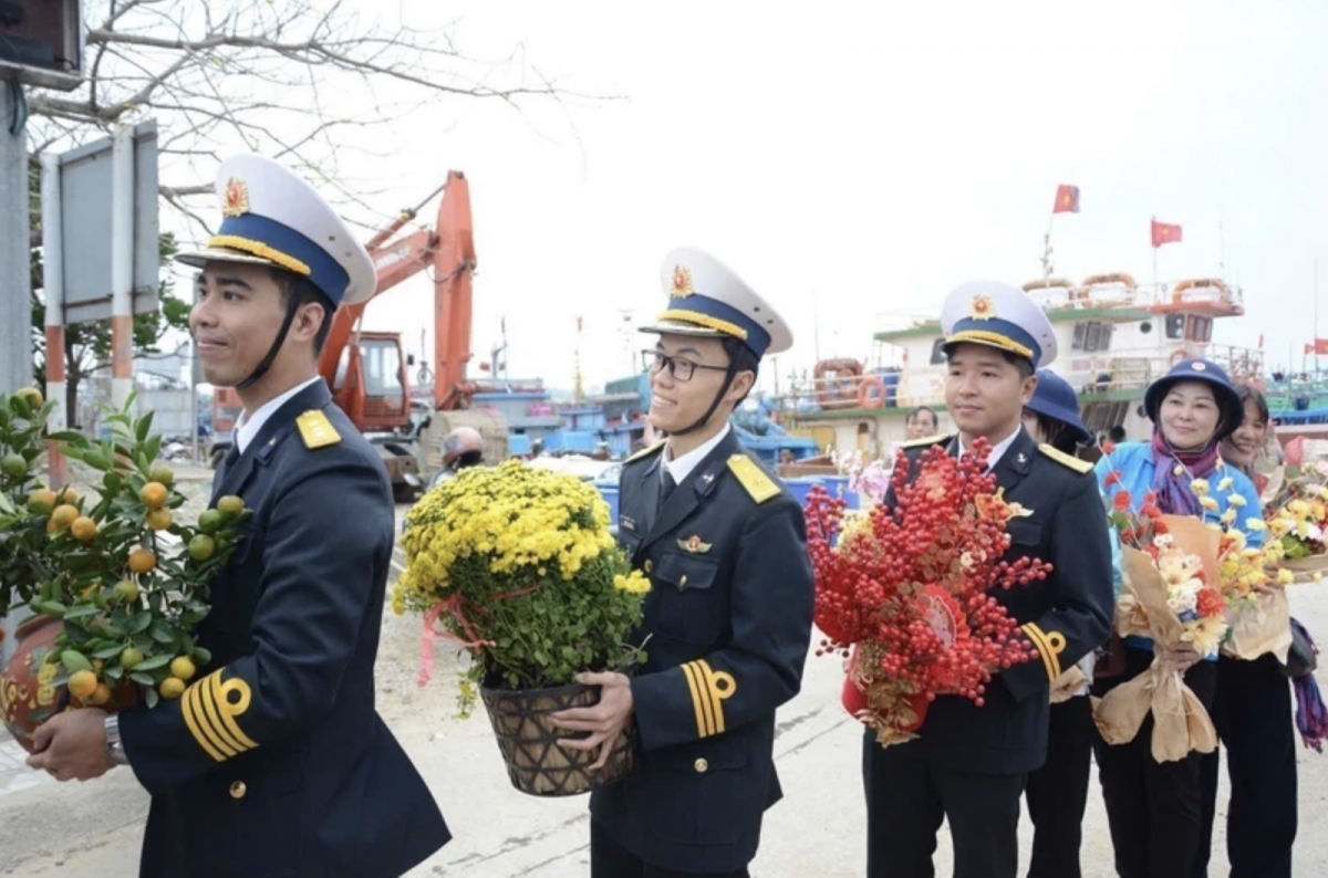 tet greetings extended to soldiers, people on ly son island picture 1