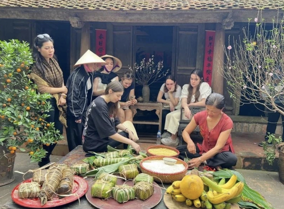 duong lam ancient village organises annual tet programme picture 1