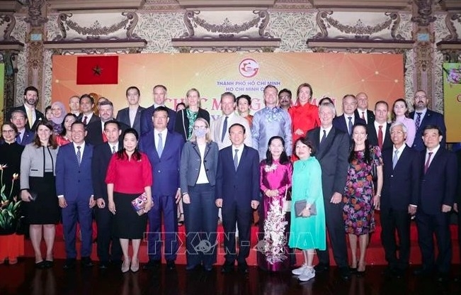 hcm city leaders meet representatives of foreign diplomatic corps, organisations picture 1