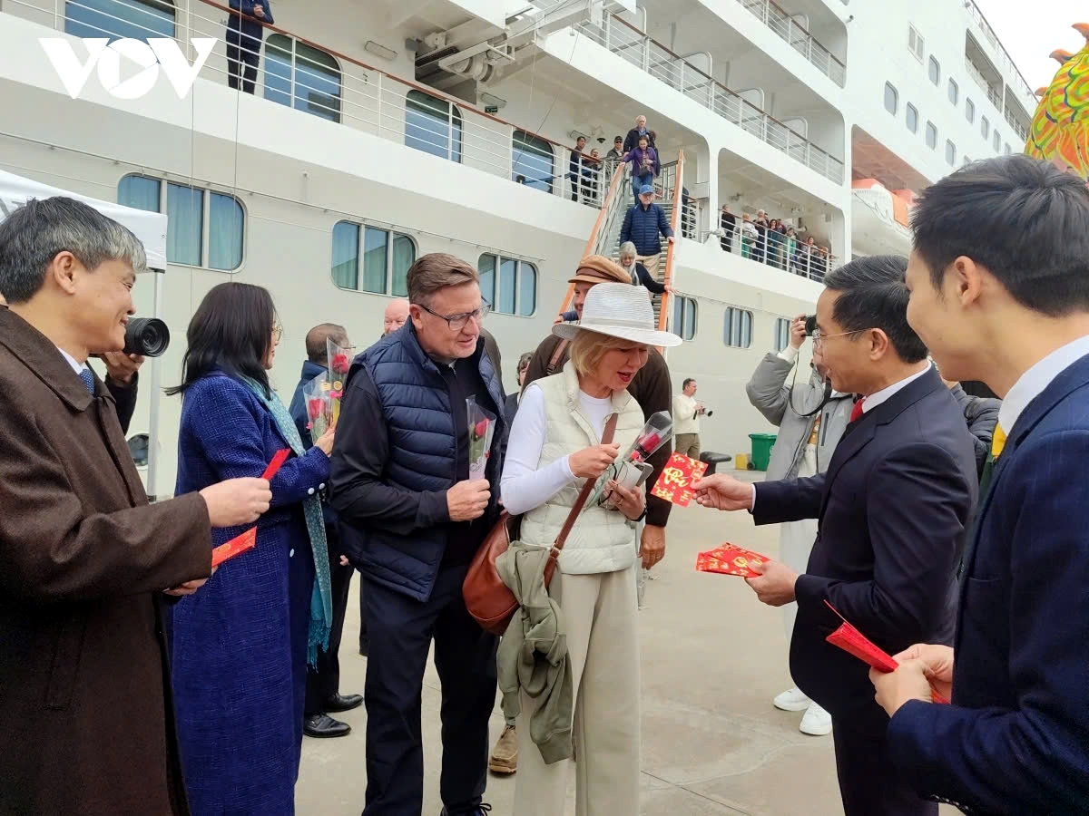 silver dawn brings first foreign visitors to quang ninh on lunar new year s day picture 1