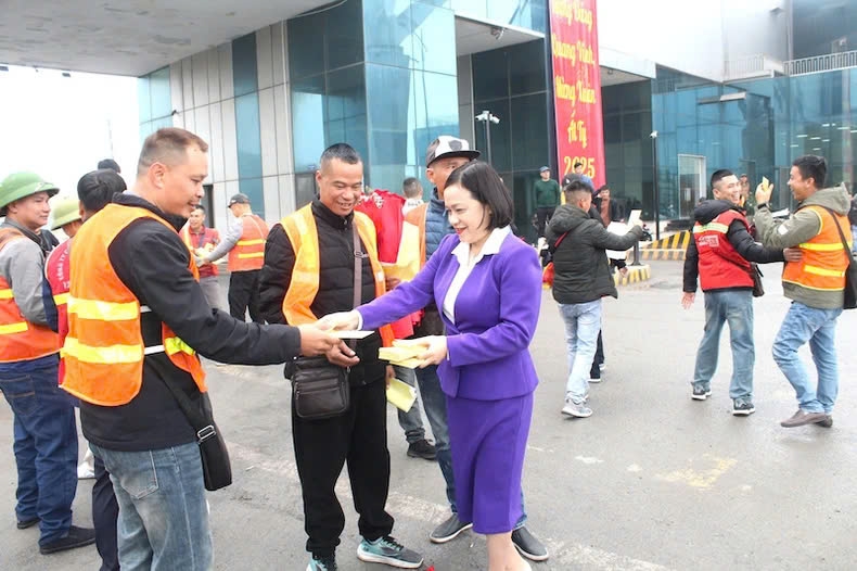 import-export activities resume at vietnam china border gate picture 1